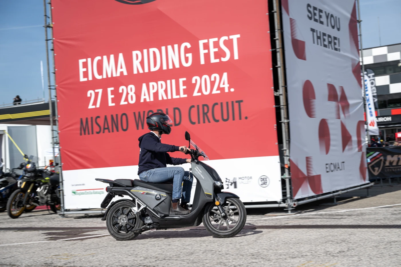 Foto Vmoto fornitore ufficiale di scooter elettrici dell'EICMA Riding Fest.